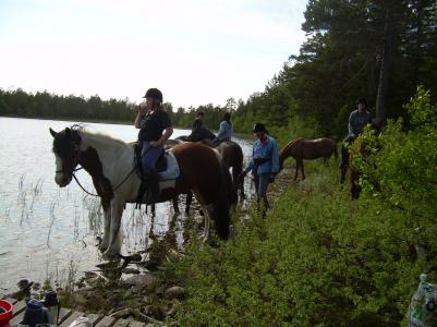 Vid Trollvattnet, Getbergs fäbodar bjöds det på grillade hamburgare och dryck och en hel sjö att dricka ur för törstiga hästar.