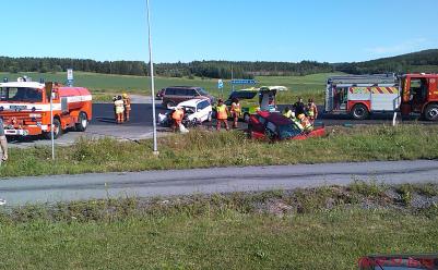Kl. 16.53, Räddningstjänsten i Ullånger håller just på att försöka ta ut den skadade ur en av bilarna.
