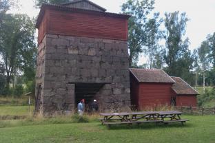 Vi besöker vår favoritmasugn i Hagelsrum. Masugnen är ju en av förutsättningarna för motorsporten!!!!<br /><br />I maj 1748 fick Wilhelm Mauritz Pauli privilegium att anlägga en masugn på sitt eget säteri Hagelsrum. Masugnen byggdes för att understödja Paulis äldre järnbruk i Storebro med tackjärn. Den ingick tillsammans med bruken i Pauliström, Storebro och &Aring;lhult i de s.k. Pauliströmske Verken. Den nuvarande masugnen är tredje i ordningen i Hagelsrum och byggdes 1853. Sista blåsningen skedde 1877.
