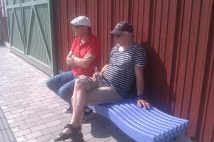 Här slutar denna resa, på en bänk i Oskarshamn.