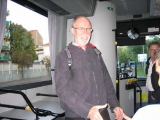 Han var inte först men ändå först.Motionsligan1979s grundare Kungen av Framsta stiger på bussen på Framsta. Festhumöret går ju inte att ta miste på.<br /><br />Alla som skulle stiga på där visste inte att det ligger just där det ligger men det vet de nu. Närmast Framsta bor Greve Peter i hörnhuset vid Framstabommarna.