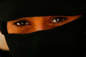 en islamisk kvinna!! Många muslimska kvinnor täcker sitt ansikte. Men det finns också de som klär sig västerländskt. Det beror på hur sträng regeringen är i landet.
