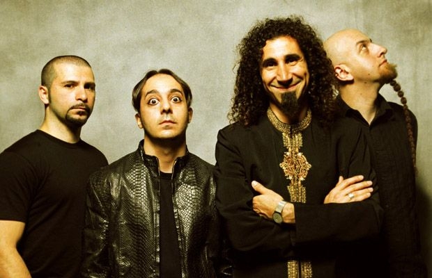 Hr r de fyra band-medlemmarna: f.v John Dolmayan, Daron Maakian, Serj Tankian, Shavo Odadjian.
