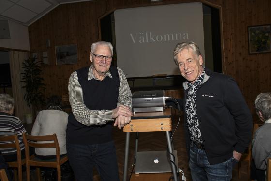 Elving Johansson tar emot fotografen Tore Hagman inför hans<br />föreställning i Ordenshuset, Töllsjö.