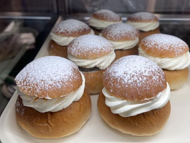 I skolcafeterian säljs semlor med pumpa och vanilj idag.