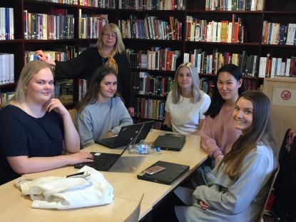 Vår bibliotekarie Brita Sjögren med hårt arbetande elever i biblioteket