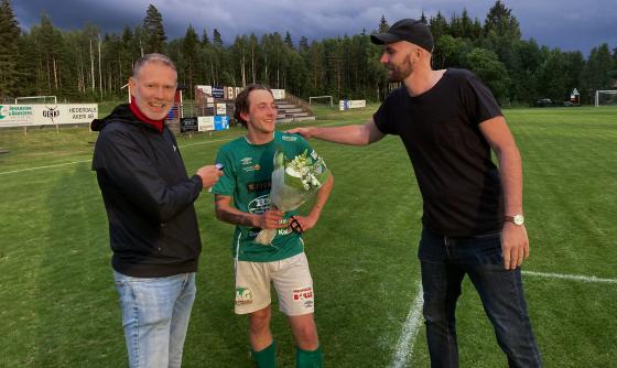 Här får BT:s reporter Johan Rydén bryta sin intervju med fyramålsskytten Isak Tellander. Ordförande Conny Carlsson grattade med en fin blombukett.