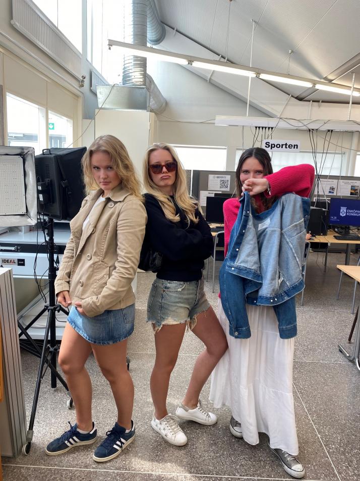 Matilda Sjöberg (åt vänster) bär en jacka hon köpt second hand, Klara Johnson(mitten) bär ett par skor, glasögon och en väska hon köpt second hand och Sophie Rosetta(åt höger) har en jeans-jacka hon köpt second hand.