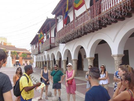 Enrique, vår guide, berättar om byggnadernas gamla historia och om de olika fanornas betydelse
