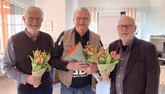 Christer Johansson, Bengt Carlsson och Christer Falk fick<br />ta emot blommor efter visningen av porträttfilmen.