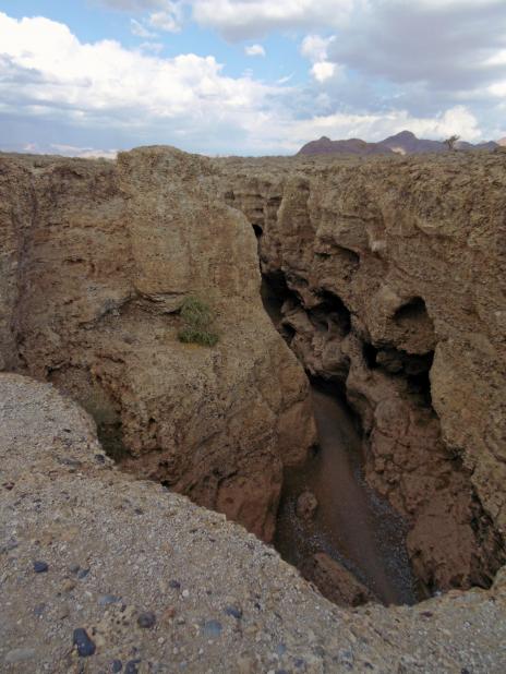 Vatten skar för länge sedan ur Sesriem Canyon. Längst in, längst ner droppar det fortfarande vatten