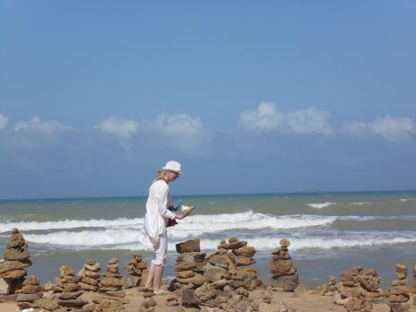 På Punta Gallinas och undersöker folks små monument över sig själva