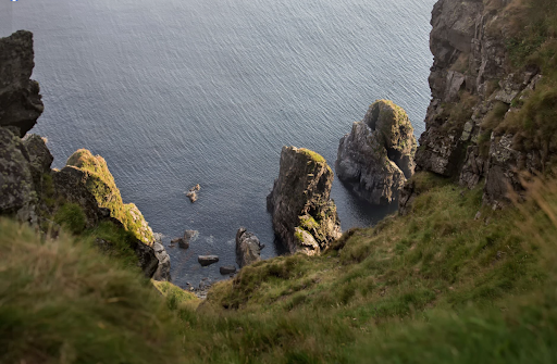 Utsikten ner till Lunnefåglarna från toppen av klipporna på västra sidan.