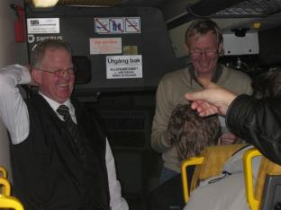 Tv samspelta gamla rvar...... leder rsmtet i bussen  vid en legendarisk fotbollsplan byvallen i Lckeby.