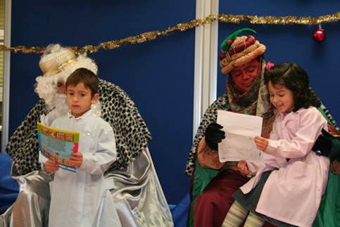 The pupils read the letters to the three Kings and they gave the children a present.