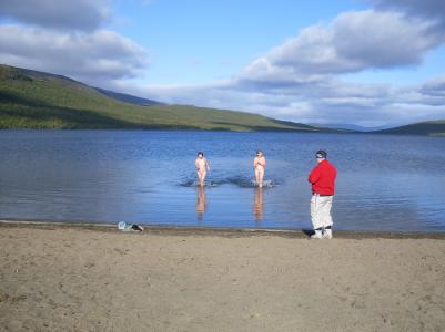 Ca 400 meter från stugan fanns en fin badstrand där vi kunde ta oss ett dopp. Jag kan säga att vattnet var INTE varmt, men det var skönt efteråt.
