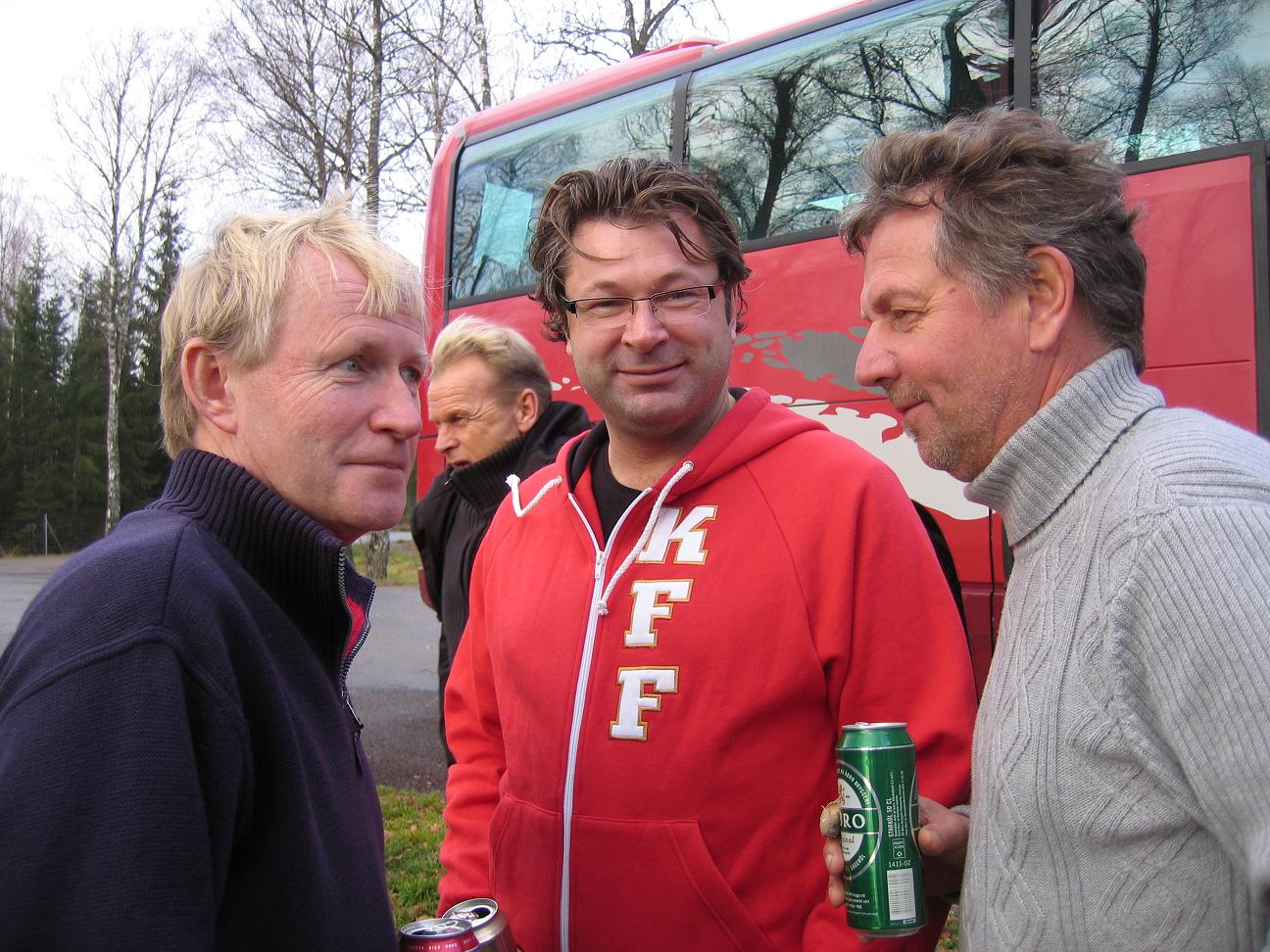 Håkan, Tomas och Stefan vid första kissepausen. Kan FF förlora ??