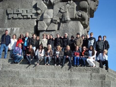 Ett foto på klassen vid minnesmärket i Westerplatte.