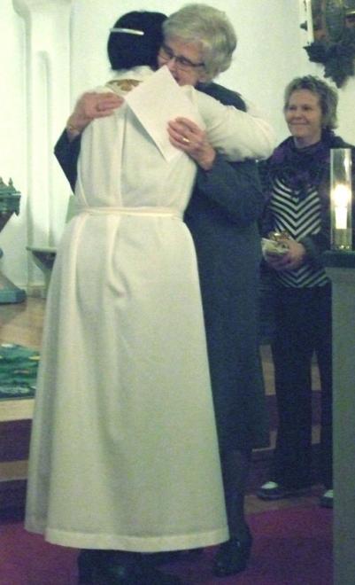 Anna-Elletoft Wiberg som är den sista i antalet kyrkoherdar, kramar om och tackar Eva för hennes jobb i pastoratet, tack från....