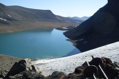Hisnande höjder! Nu ser vi stugan från andra sidan sjön och vi klättrar i kanten av glaciären.