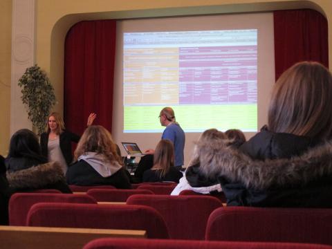 Avslutning för samhällseleverna. Anders Svensson visar upp kursplanerna för de samhällsvetenskapliga lijerna, samtidigt som biträdande rektor Caroline Hedvall förklarar.