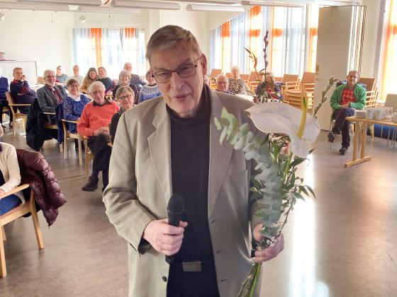 Kjell Richardsson förärades med en blomma<br />när han efter 13 år som ordförande tackade för sig.