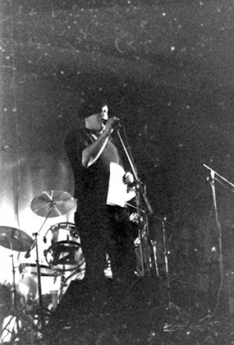 Larz Gustafsson som Zluggo Pop på scenen, Polhemsskolans aula 1981 (förband åt KSMB).