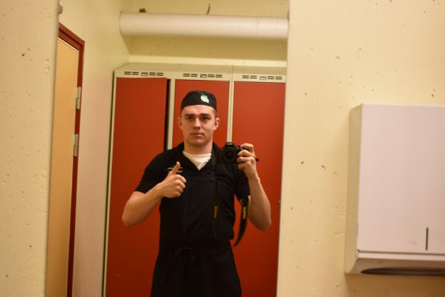 WGYnytts Axel Elmersjö byter till arbetskläder för att få vistas i skolans kök. 