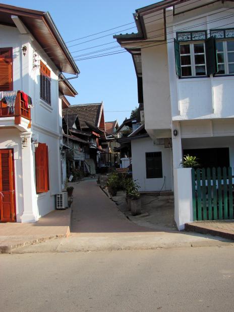 Upp längs gatorna anar man med laotiska byggnader.
