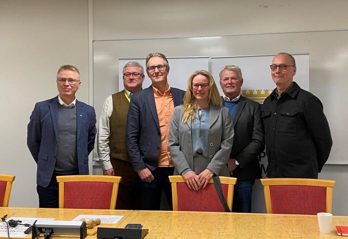 Per Elfving (KD), Peter Book (M), Anders Wikman (NE), Ulrika Ornbrant (C), Svante Forslund (L) och Kenneth Hällbom (MP).