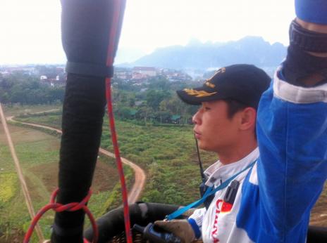 Vår kinesiske pilot med komradion i handen