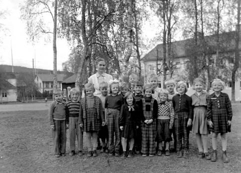 Skolklass frn Utviks skola, foto frn den 9 oktober 1954.
Lrarinna var Greta Bergstrm, skja Ullnger.