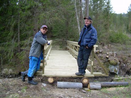 Roland och Lennart vid den bro som dom just byggt ver bcken i Almsjns.