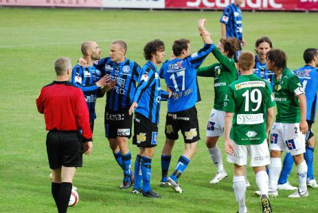 Stort tumult i andra halvlek. Domare Mattsson valde att varna en i bda lagen.