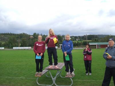 Vinnaren Emma Vallberg med tvåan Elin Eriksson och trean Agnes Törnqvist i grenen kast med liten boll för flickorna i åk 6.