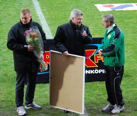 Olle tackas av före matchen av klubbens ordföranden Sune Lantz och supporterklubbens Henrik Berntsson.