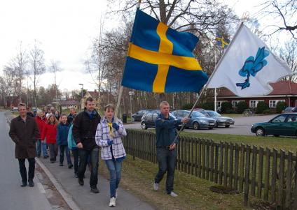 Scouterna och Håkan Ahlström går bakom fanorna.