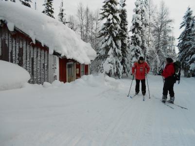 Det gamla kokhuset vid Mäjabodarna ligger väl inbäddat i snö.