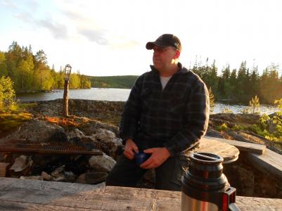 Det finns fina platser för en paus efter Gårdsjön. Björn Viklund njuter av stunden.