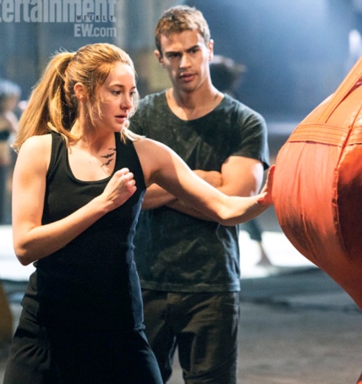 Huvudpersonen Tris med sin tränare Four