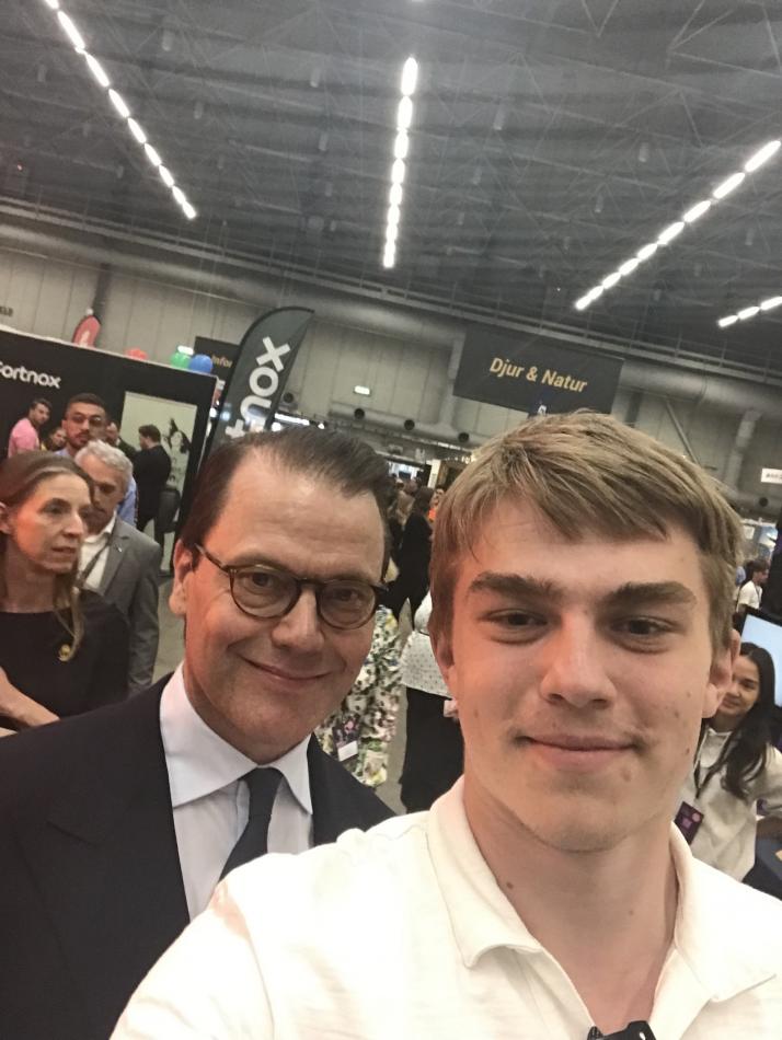 Prins Daniel Westling invigde SM i Ungt företagande och passade på att ta en selfie med Axel Elmersjö i SA21M (eller om det var tvärtom).