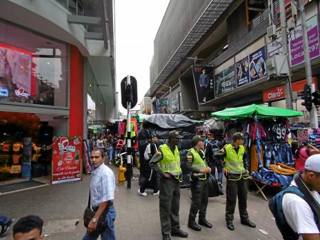 Det var fler poliser och de var tyngre beväpnade i Bogota jämfört med Medellin