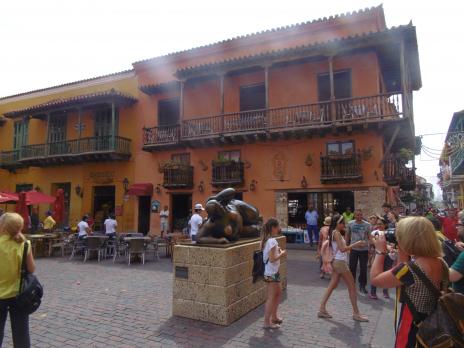 Här ligger Boteros staty och ni ser säkert var turister helst placerar sina händer på henne