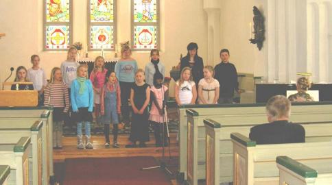 Ullngerskolans elever med sitt frimodiga framtrdande frambringade en fin stmning i kyrkan