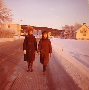 Agneta (till v). och Bibbi (till h.) p promenad i Ullnger