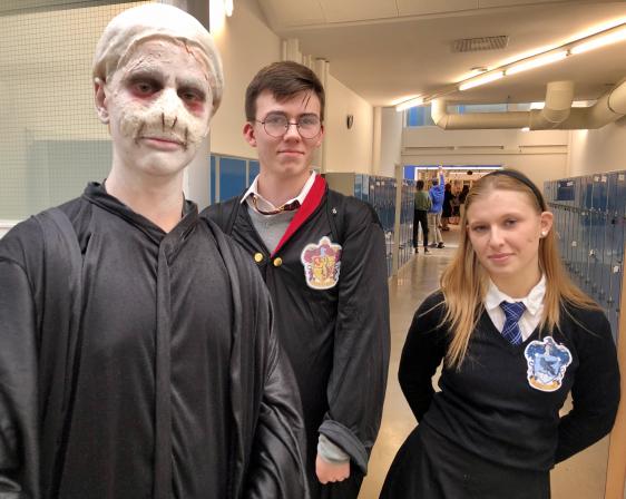 Voldemort, Harry Potter och Hermione aka Valter Nadelius, Oskar Wahllund och Emilia Lundqvist i NA20A i Westerlundskas korridorer idag.<br /><br />