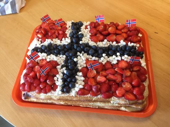 Idag är det Norges Nationaldag och dagen till ära så har vi bakat denna fina tårta . Vi som fixat tårtan är Nicklas, Vensin och Stephan med assistenter...