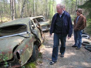 Åke Johanssons gåva till eftervärlden, säkert ett hundratal gamla bilvrak på mossen