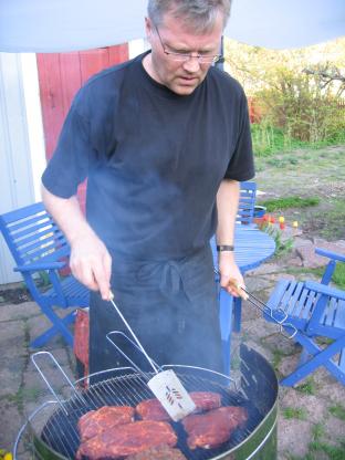Grillmästaren i full fart. Vilka köttstycken!