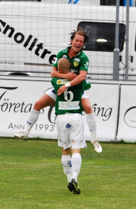Tommy Thelin jublar efter 2-0 och hoppar i famnen p framspelaren Johan Karlefjrd.